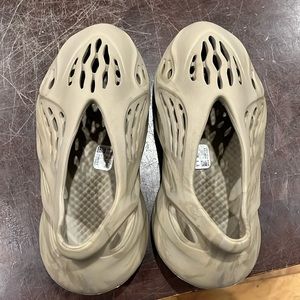 Yeezy foam runners taupe